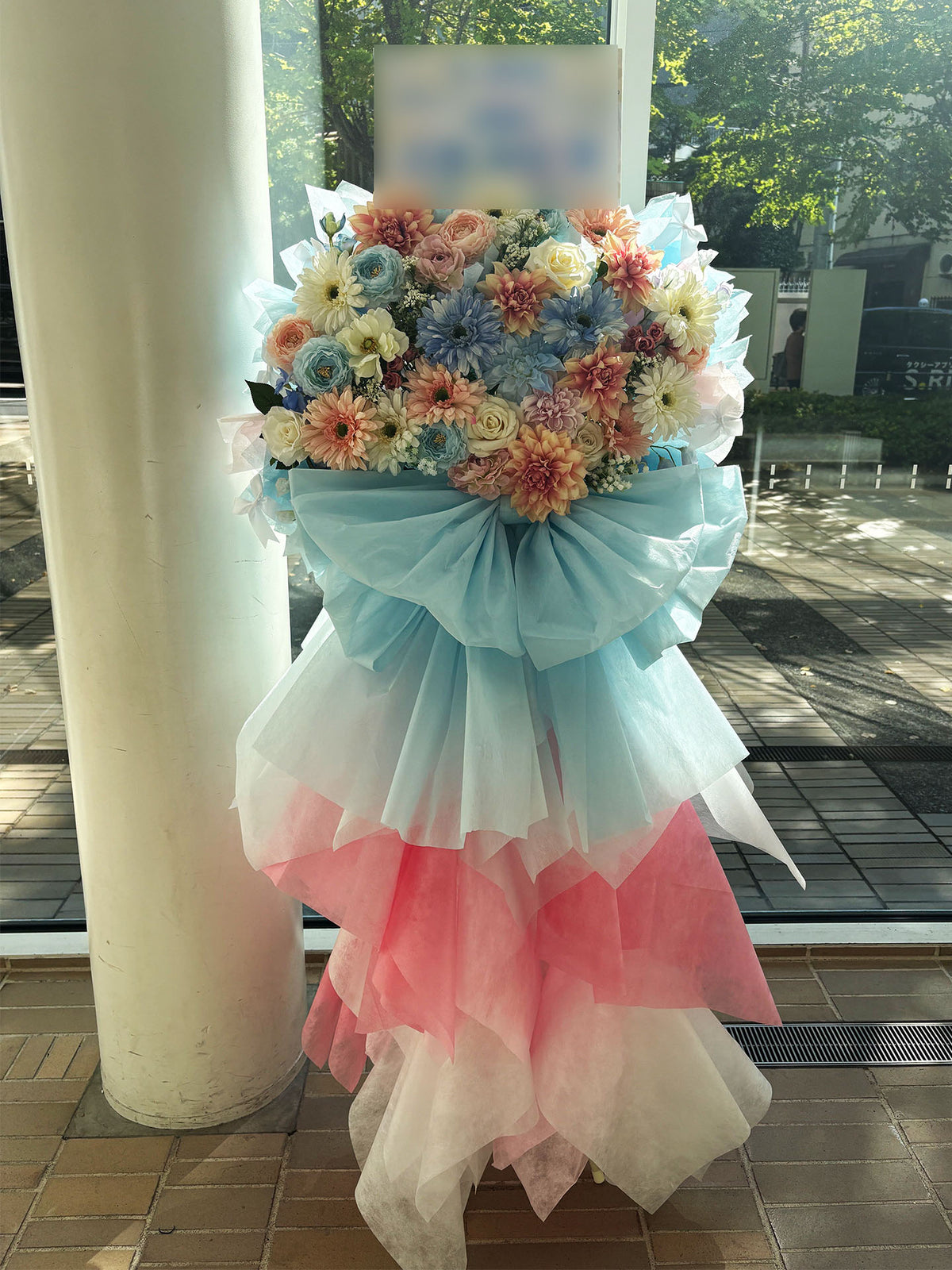 スタァライト劇場（旧飛行船シアター）へお届けしたオーダーメイドのフラワースタンド｜HANA GARDEN TOKYO